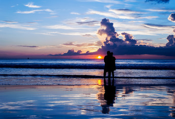 Fototapeta premium Silhouette lovers relax on the beach