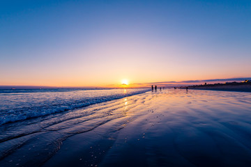遠浅で広い夕焼けのビーチ、アメリカ・カリフォルニア