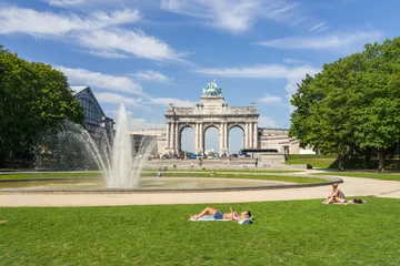 Muurstickers Hot summer in Brussels park of Cinquantenaire with unidentified people enjoying the sun. This monument has been raised to celebrate Belgium's independence © ANADMAN