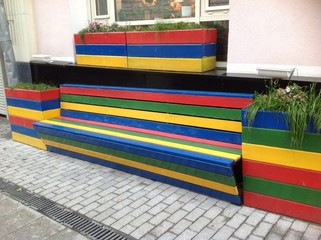 разноцветная скамейка