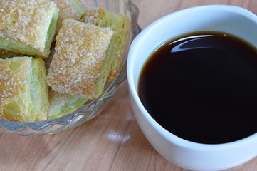 black coffee and crispy butter pie dressing sugar in glass bowl