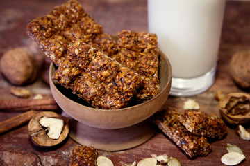 Nuts-and-honey bar with milk