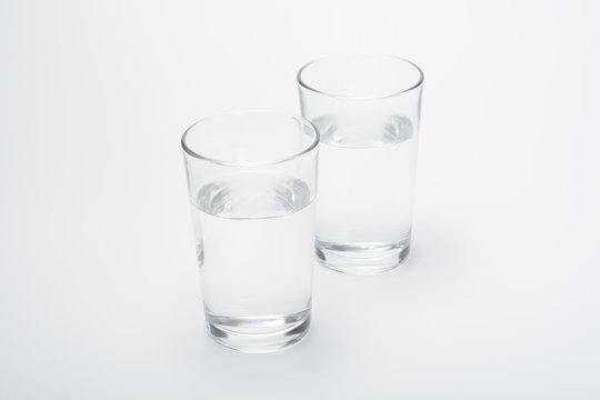 Dos vasos con agua