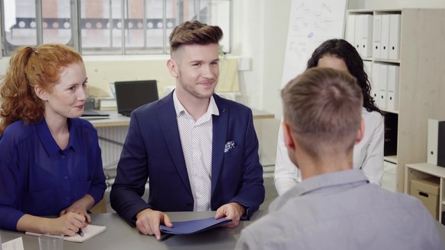 mann bewirbt sich in einem unternehmen