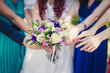 Obraz na płótnie Canvas Hands reach for the Bridal bouquet