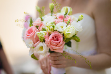 Obraz na płótnie Canvas Bride holding wedding bouquet