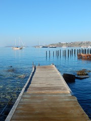 Obraz premium Ein alter Holzsteg führt ins Meer, in den Hafen von Bodrum, Türkei