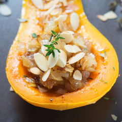 Mit Zwiebeln  und  Mandeln  gefüllter Butternuss-Kürbis 