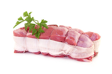 rôti de veau ficelé et bardé cru sur fond blanc