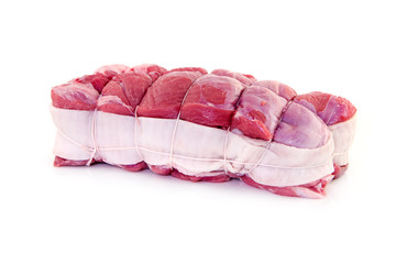rôti de veau ficelé et bardé cru sur fond blanc