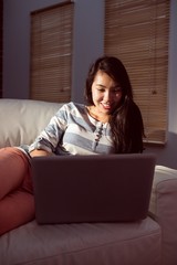 Naklejka premium Asian woman using laptop at night