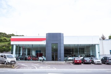 Naklejka premium Outside view of car dealership