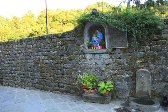 Toscana,Arezzo,Strada in Casentino, un tabernacolo.