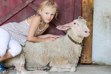 Naklejka premium girl with white sheep