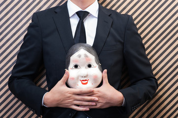 おかめのお面を持っている男性