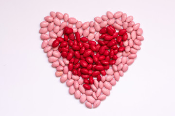 Plakat Pink and red dragees in heart shape