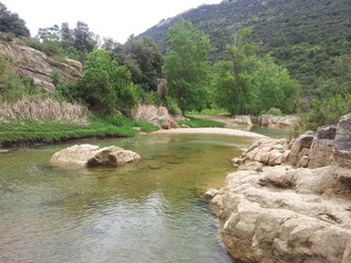 Ey au milieu coule une rivière