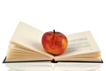 La pomme posée sur un livre ouvert - obrazy, fototapety, plakaty