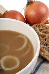 Soupe à l'oignon avec une tartine et des oignons entiers