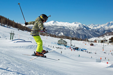 Jeune skieur sautant au SnowPark