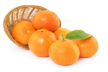 mandarine avec panier sur fond blanc