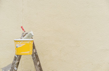 Wand mit Farbeimer bei Renovierung