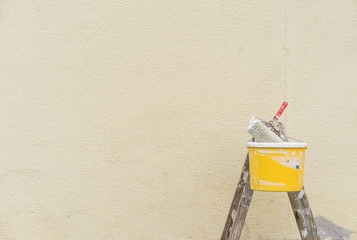 Wand Renovieren - Leiter, Farbeimer und Malerrolle
