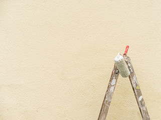 Wand mit Leiter und Farbroller