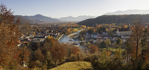 Blick vom Kalvarienberg auf Bad Tölz und Isar, Herbstlandschaft