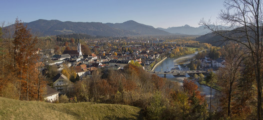 Blick vom Kalvarienberg auf Bad Tölz, Herbstlandschaft