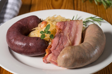 Schlachtplatte mit Sauerkraut, Blutwurst und Leberwurst