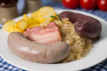 Schlachtplatte mit Sauerkraut, Blutwurst und Leberwurst