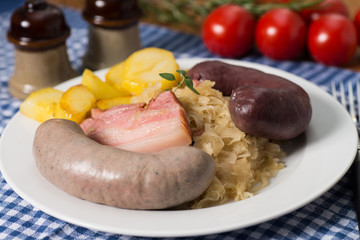 Schlachtplatte mit Sauerkraut und Wurst