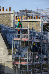 ouvrier échafaudage montage sécurité protection casque harnais situation