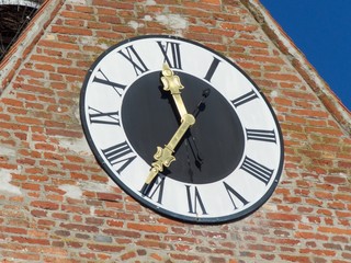 Restaurierte Kirchturmuhr mit römischen Ziffern der Kirche Sankt Quirin in Staudheim in Schwaben...
