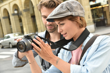 Obraz premium Young people doing a photo reportage in town