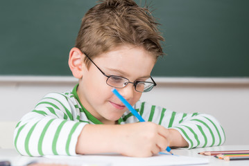 Kleines Kind malt in der Schule