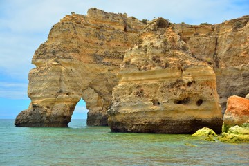Fototapeta na wymiar Atlantic ocean coast in the Algarve, azure ocean water and huge rocks and cliffs