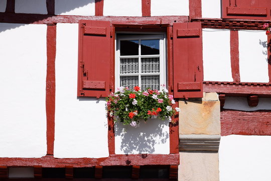 Fen&ecirc;tre fleurie d'une maison basque &agrave; Sare