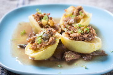 Mit Sojahack  gefüllte Kartoffeln,  vegan 