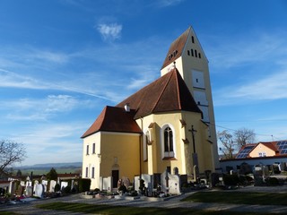 Alter Friedhof an der Pfarrkirche Sankt Michael bei Sonnenschein in Bertoldsheim bei Markt Rennertshofen im Landkreis Neuburg-Schrobenhausen in Oberbayern