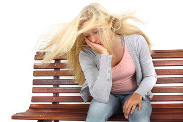 traurige junge Frau auf der Parkbank