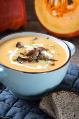 Kürbissuppe  mit gebratenen Waldpilzen