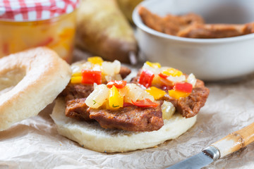 Bagel mit Sojamedaillons und Birnenchutney