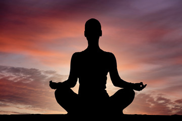Naklejka premium Yoga silhouette outdoor at sunset