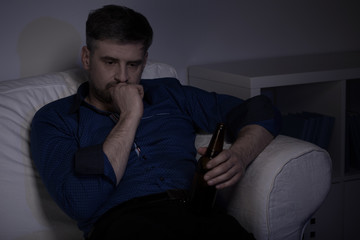 Fototapeta na wymiar Man drinking beer at home