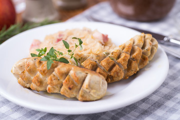 Bratwürste mit Sauerkraut auf Teller