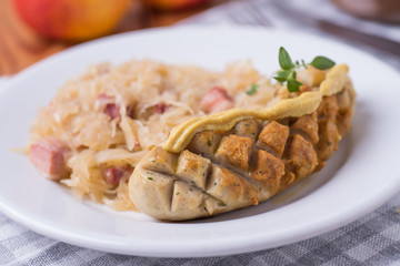 Bratwurst mit Sauerkraut und Senf