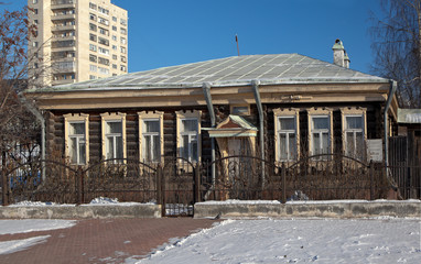 Дом-музей писателя Бондина Алексея Петровича зимним ясным днём, город Нижний Тагил