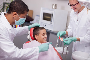 children's dentist explains to the child how to properly wash th